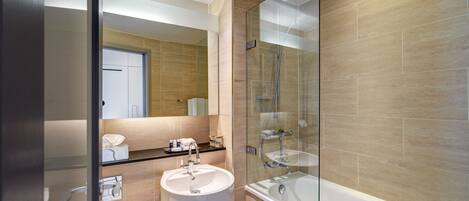 Une salle de bain moderne avec une douche à parois de verre, un lavabo sur pied et une baignoire.