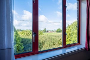 Escritorio, wifi gratis y ropa de cama