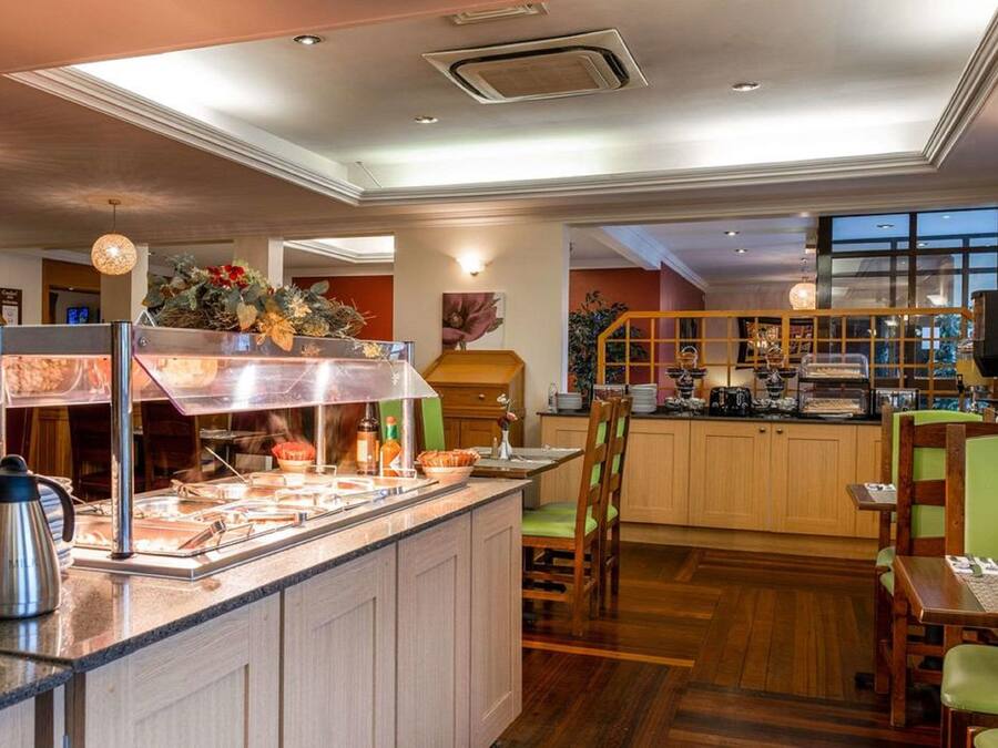 Café da manhã completo diário (GBP 10 por pessoa)