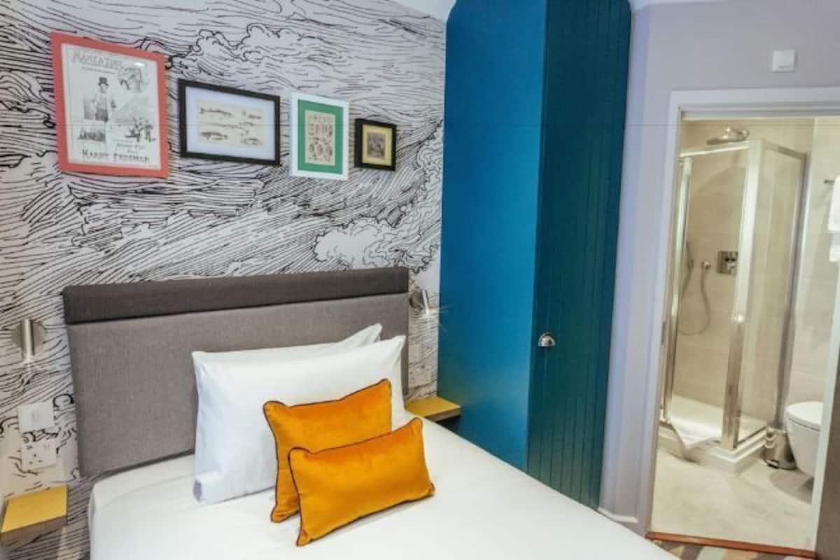 In-room safe, soundproofing, iron/ironing board, free WiFi