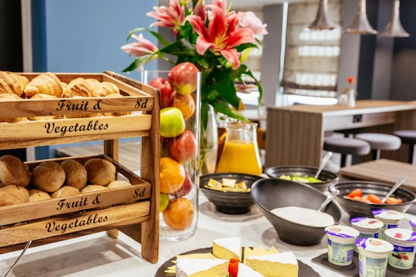 Daily buffet breakfast (GBP 10.00 per person)