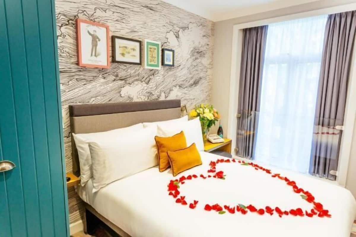 In-room safe, soundproofing, iron/ironing board, free WiFi