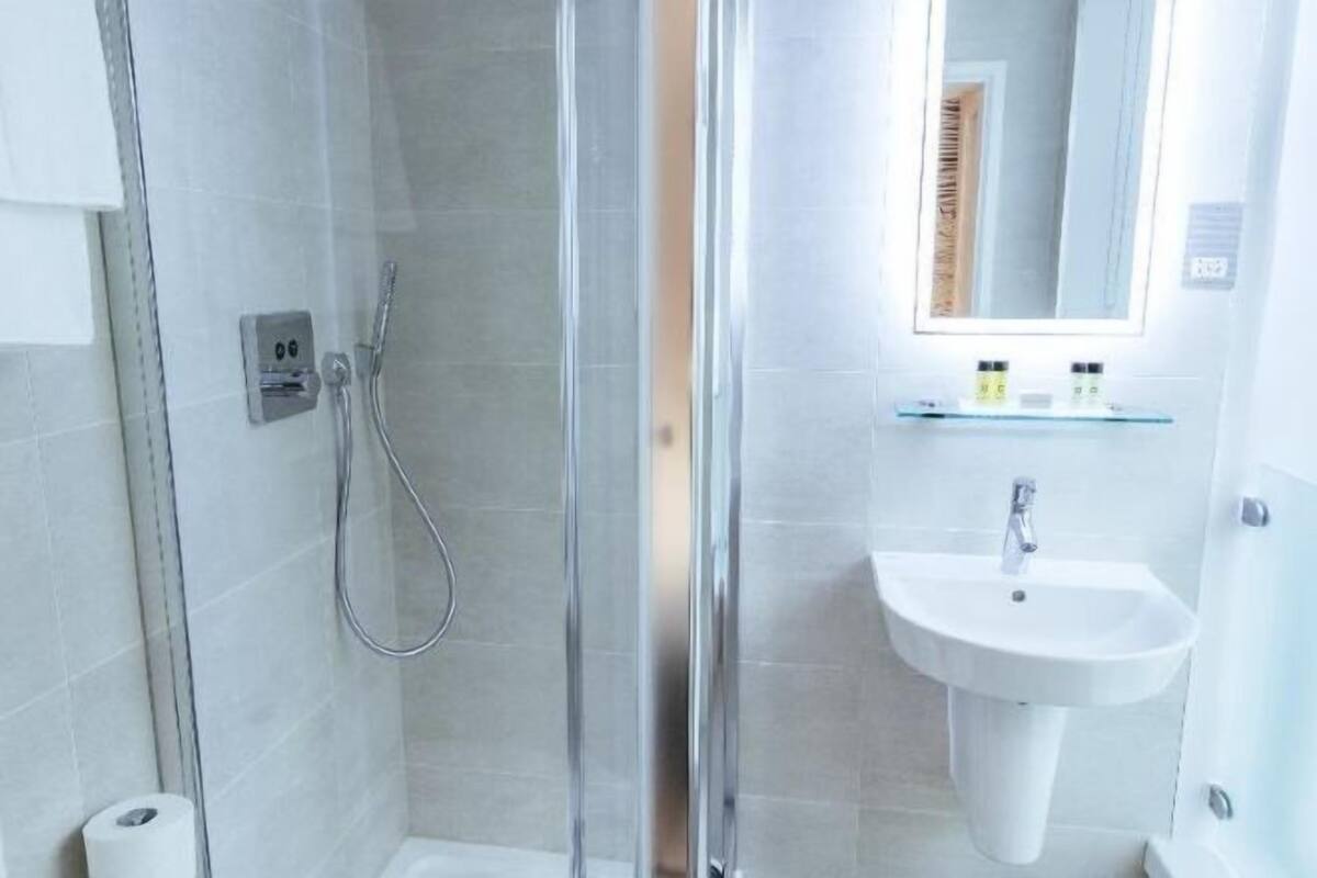 Kamar mandi | Perlengkapan mandi gratis, pengering rambut, dan handuk