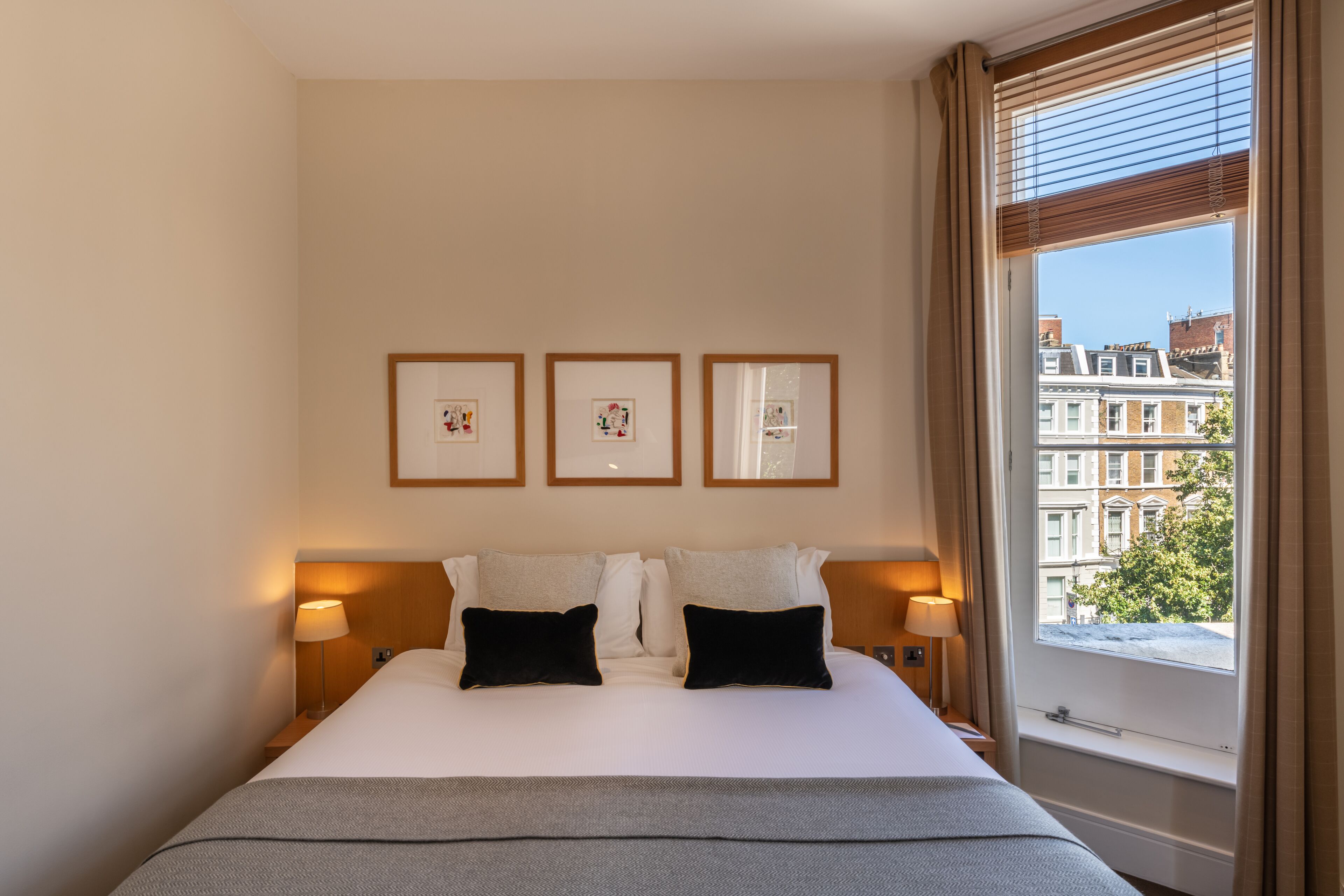 deluxe double room | 1 bedroom, in-room safe, desk, iron/ironing board