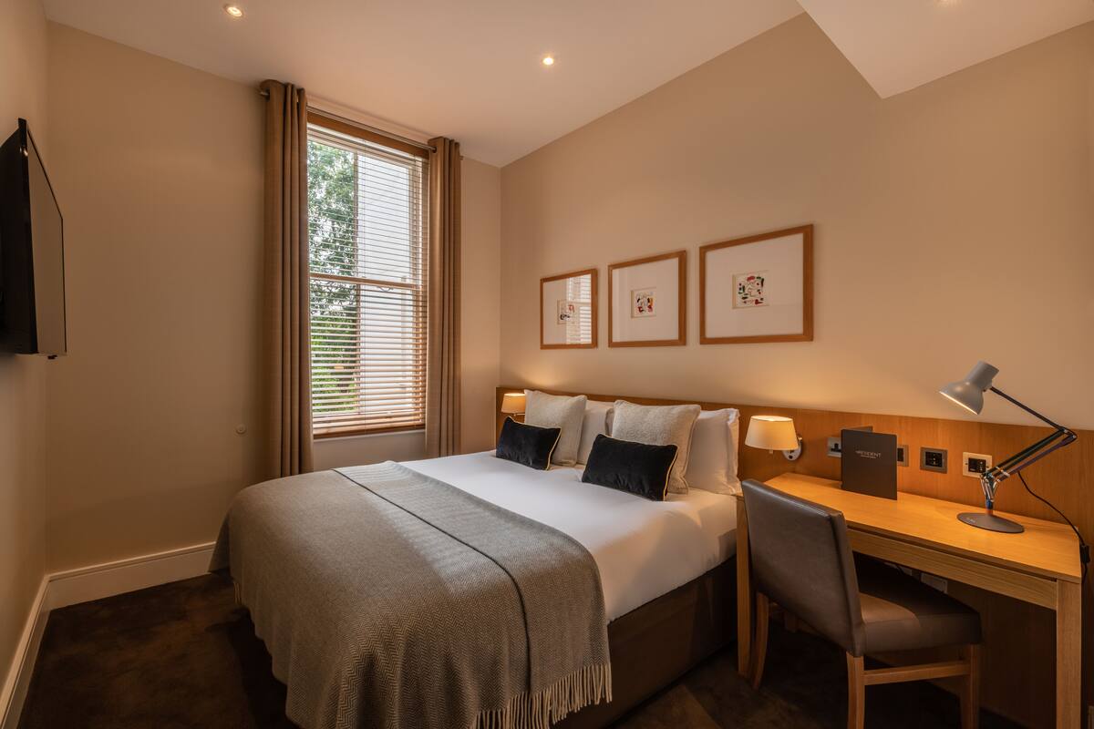 Standard Double Room | In-room safe, desk, iron/ironing board, WiFi (free)
