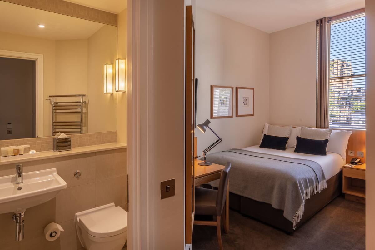 Small Double Room | In-room safe, desk, iron/ironing board, WiFi (free)