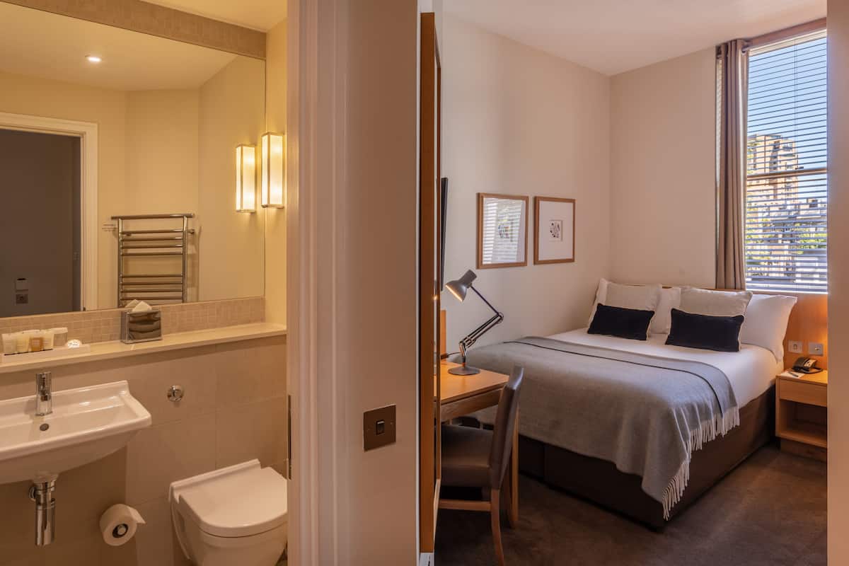 Small Double Room | Värdeförvaringsskåp på rummet, skrivbord och strykjärn/strykbräda