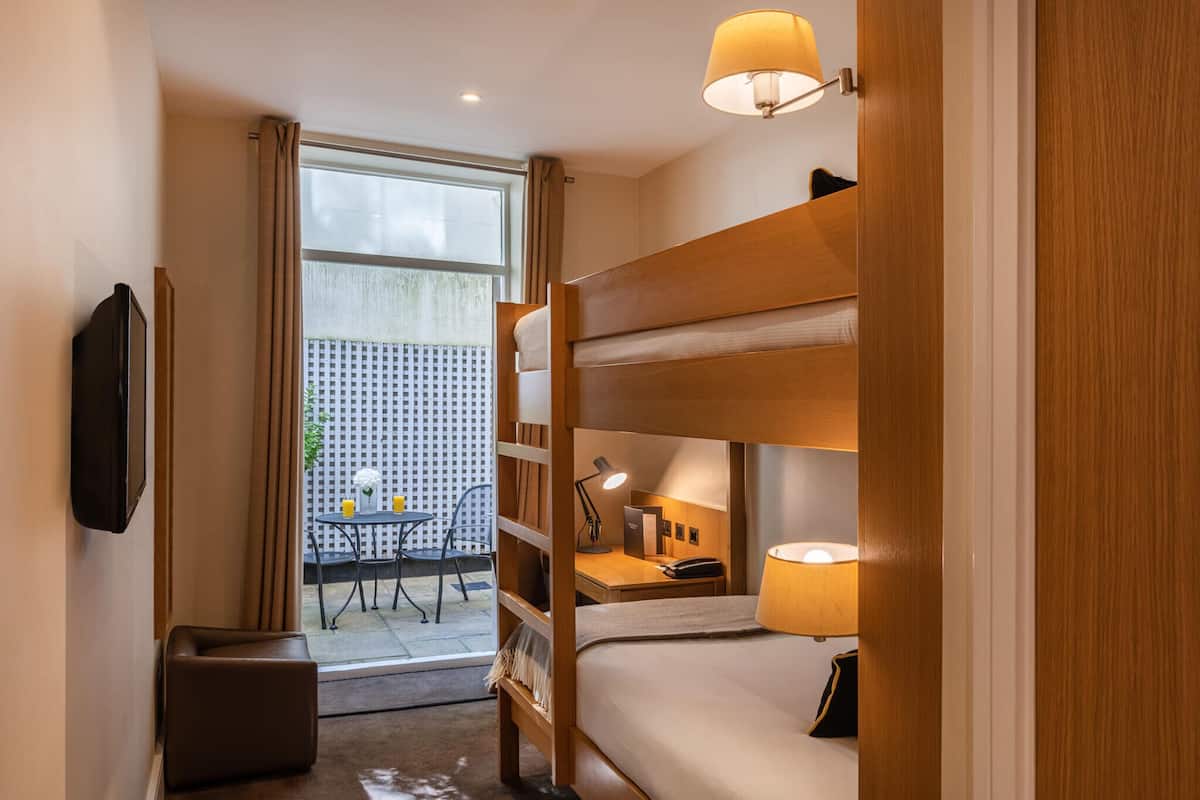 Tvåbäddsrum (1 bunk bed) | Värdeförvaringsskåp på rummet, skrivbord och strykjärn/strykbräda