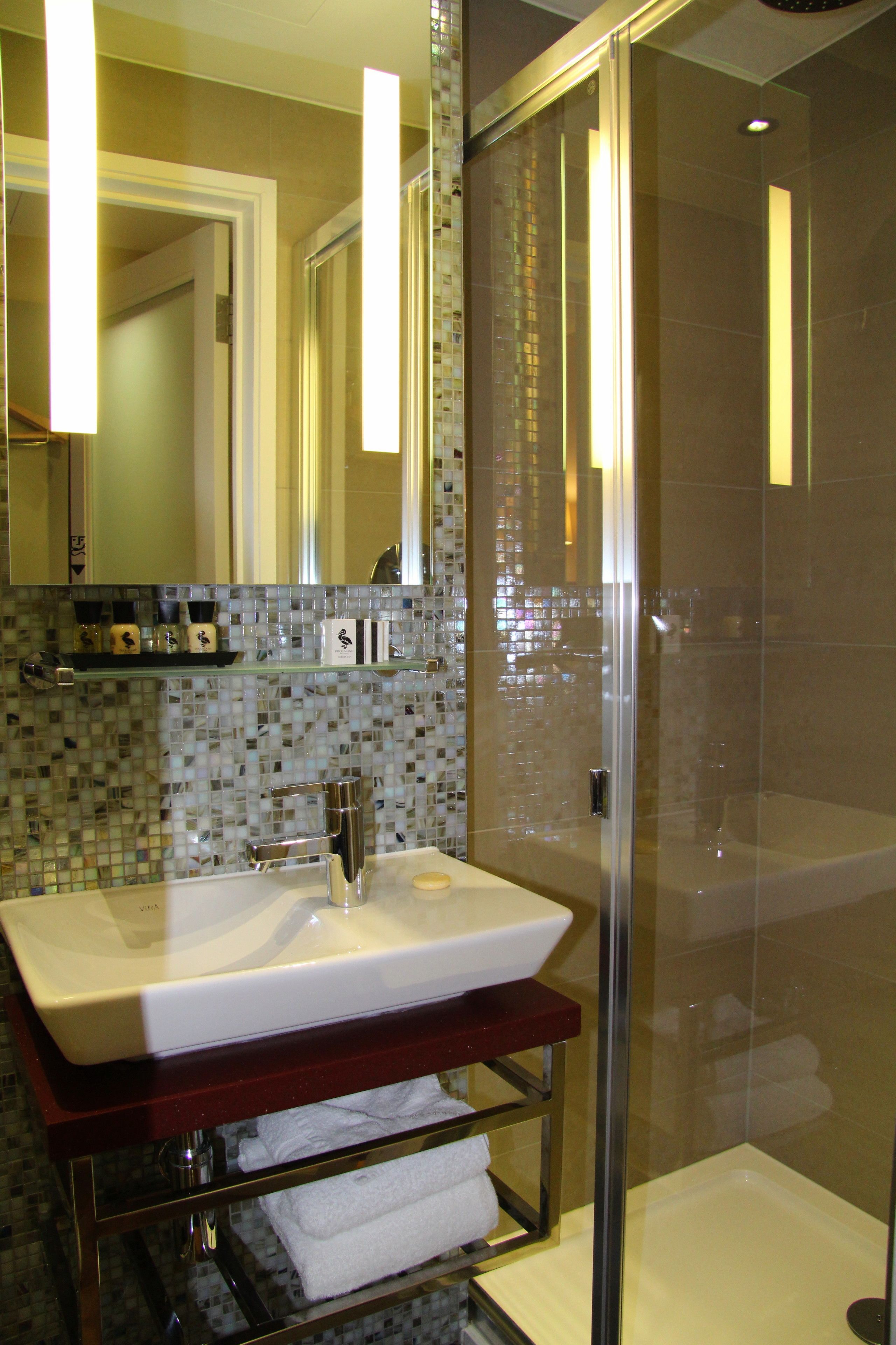 single room | bathroom | shower, rainfall showerhead, free toiletries, hair dryer