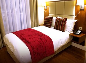 Small Double Room | 房內夾萬、書桌、隔音、免費 Wi-Fi
