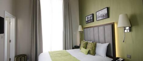 Standard Double Room | Coffres-forts dans les chambres, bureau, chambres insonorisées