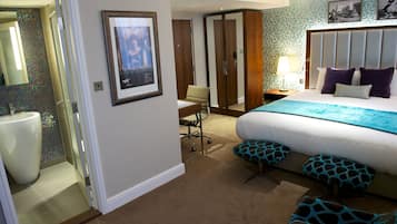 Signature Double Room | In-room safe, desk, soundproofing, free WiFi