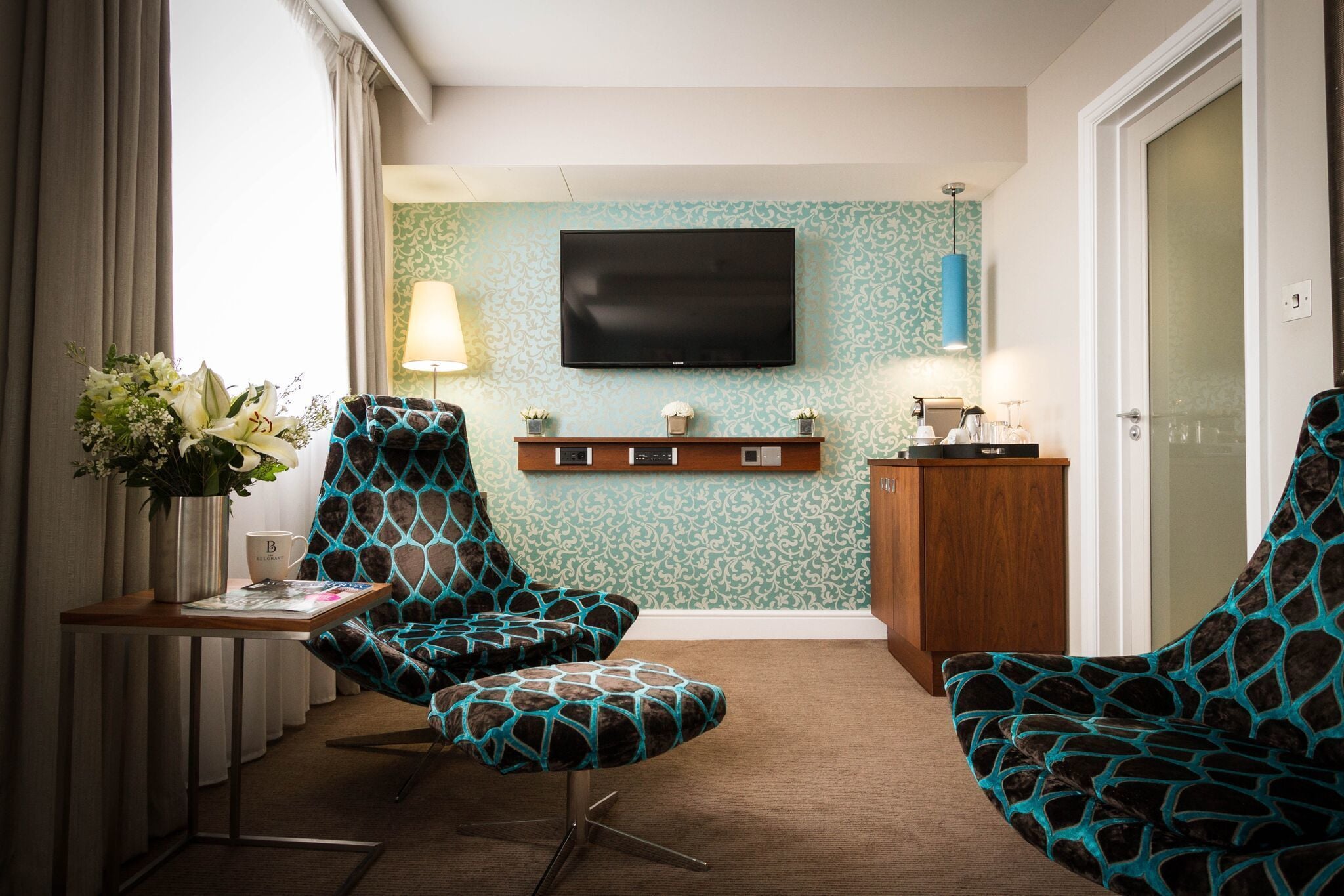 signature double room | living area | tv