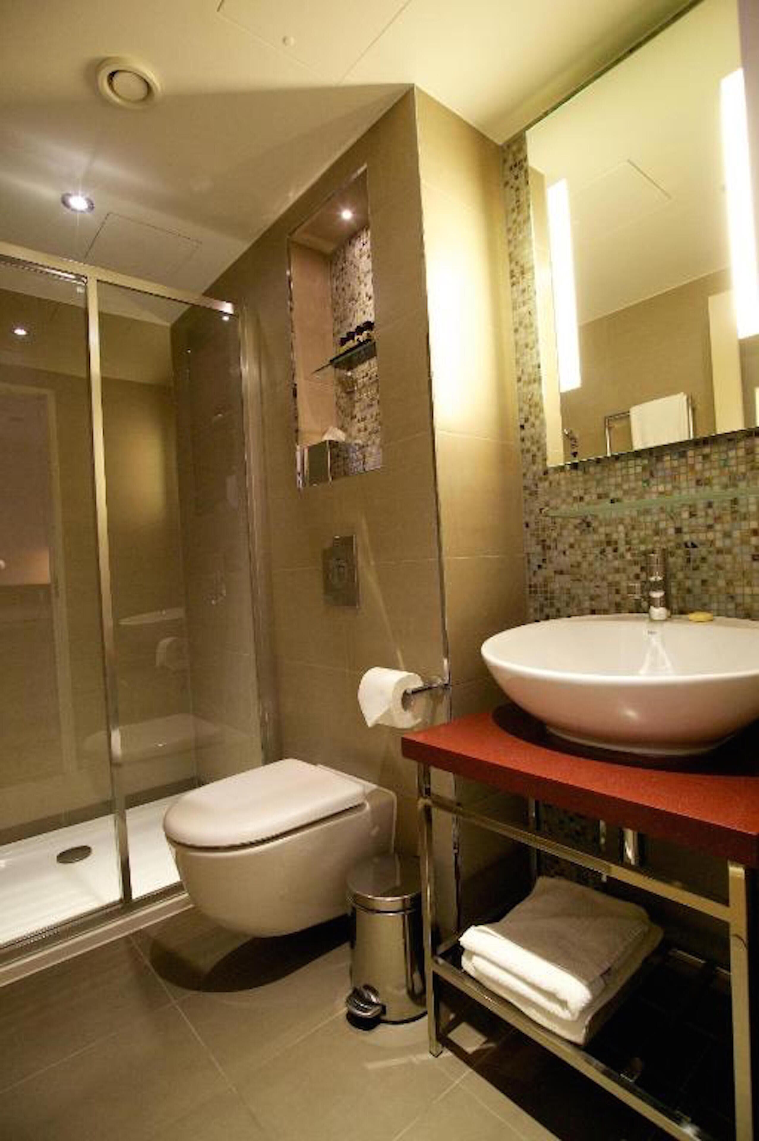 small double room | bathroom | shower, rainfall showerhead, free toiletries, hair dryer