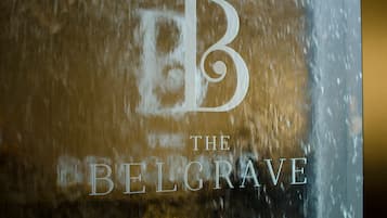Logo con la lettera 'B' e la scritta 'THE BELGRAVE'.
