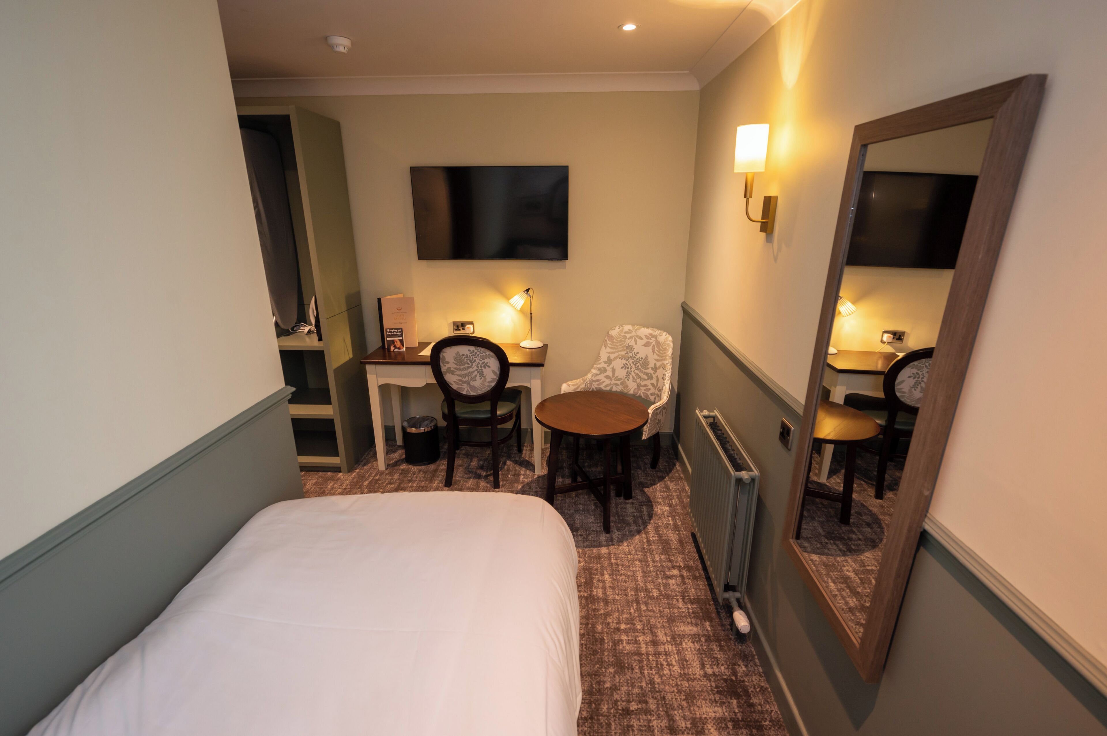 مكتب ومكواة/لوح كي وواي فاي مجانًا وملاءات أسرّة