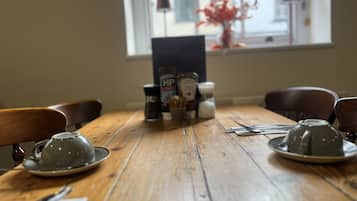 Petit déjeuner complet servi tous les jours en supplément