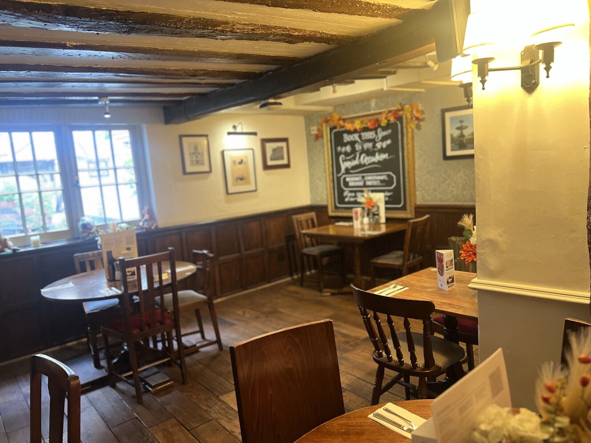 L’intérieur de ce restaurant est chaleureux, avec ses tables et ses chaises en bois, son tableau noir où figure le menu et les tableaux encadrés qui ornent les murs.