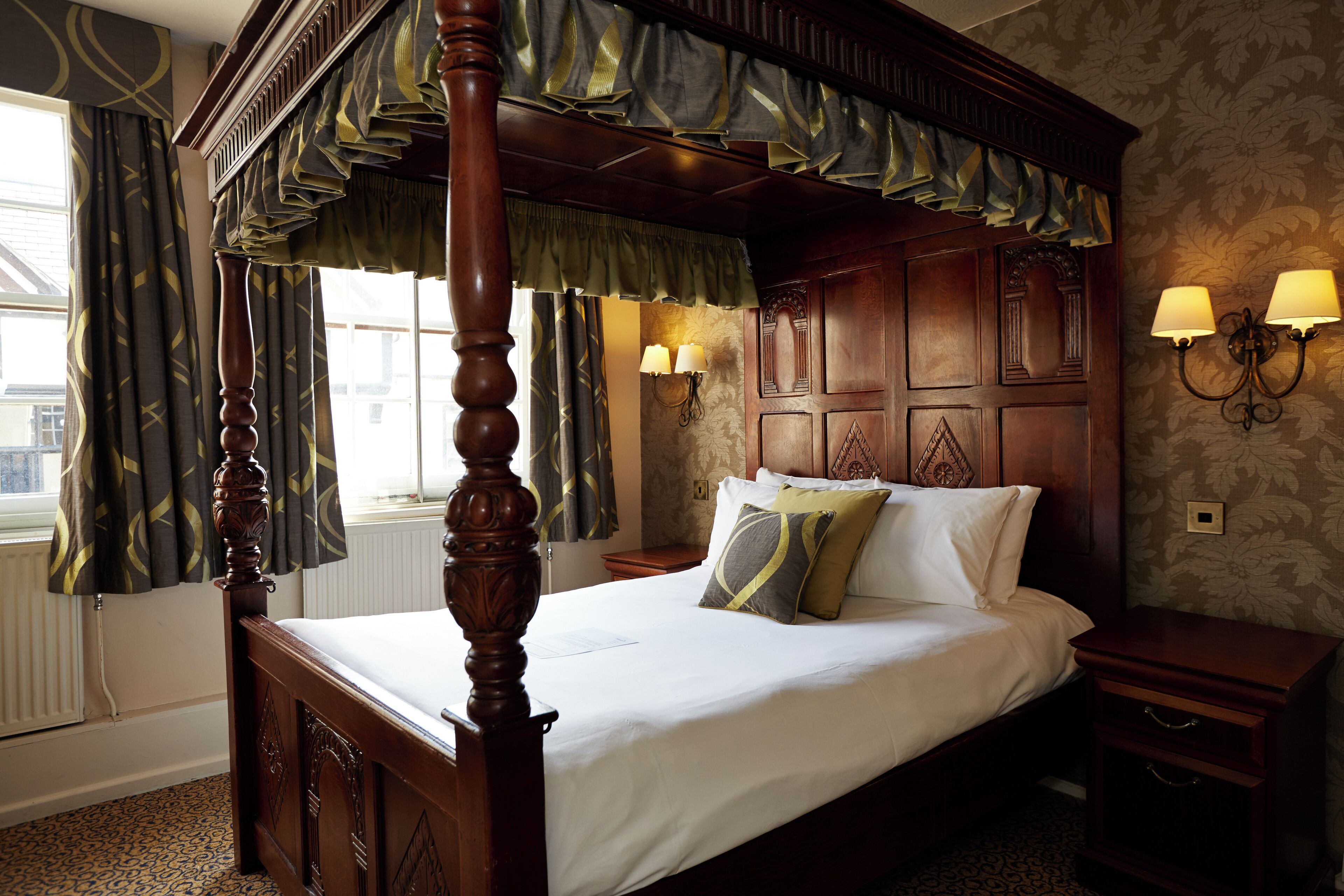 Quarto casal | Escrivaninha, ferros/tábuas de passar roupa