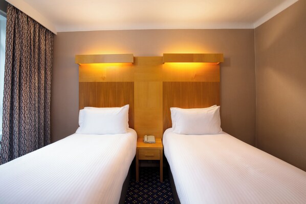 Twin Room, Park View | 1 bedroom, in-room safe, desk, free cribs/infant beds