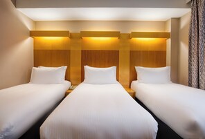 Dreibettzimmer | Zimmersafe, Schreibtisch, kostenlose Babybetten, kostenloses WLAN