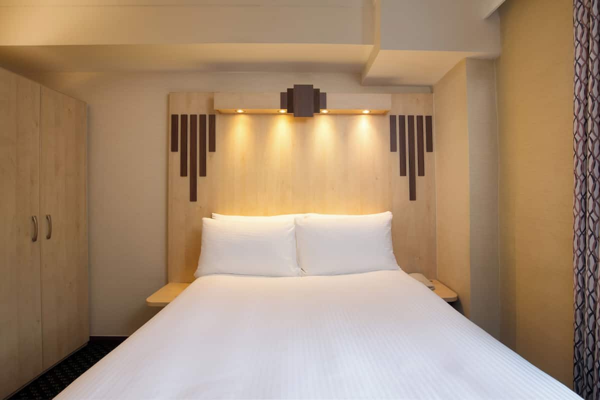 Double Room | In-room safe, desk, free cribs/infant beds, free WiFi