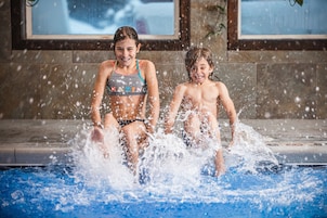 Una piscina techada, sillones reclinables de piscina