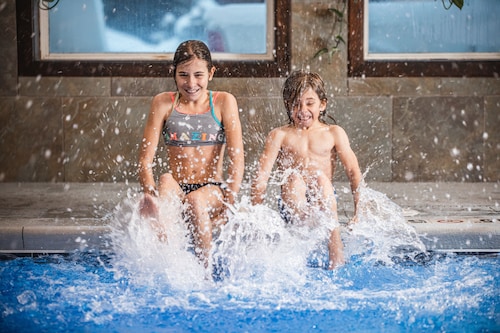 Gray Wolf Inn & Suites