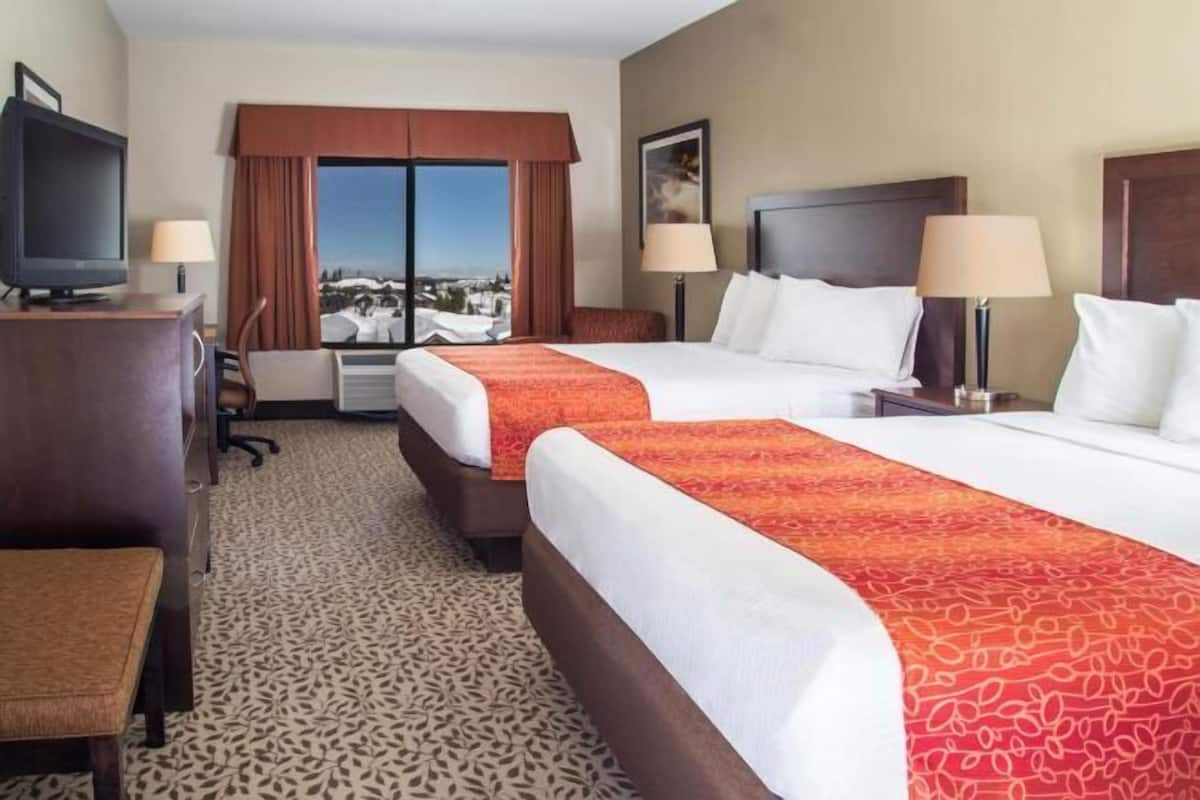 Desk, iron/ironing board, free WiFi, bed sheets