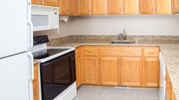 Familien-Suite, 2 Queen-Betten | Eigene Küche | Kühlschrank, Mikrowelle, Wasserkocher mit Kaffee-/Teezubehör