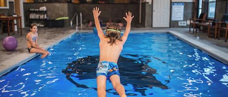 Piscine couverte, chaises longues