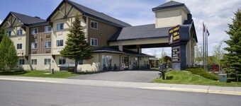 Gray Wolf Inn & Suites