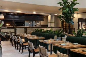 供應早餐、午餐和晚餐，地中海料理