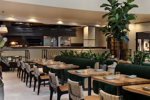 Café da manhã, almoço e jantar; culinária mediterrânea