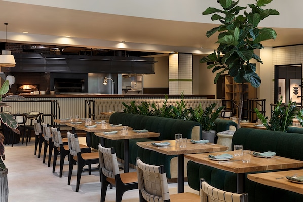 Se sirven desayunos, almuerzos, cenas y cocina mediterránea