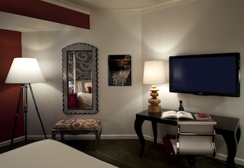 Frette Italian sheets, premium bedding, in-room safe, desk at Kimpton Hotel Monaco Seattle, an IHG Hotel
