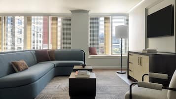 Suite (Ambassador) | Frette Italian sheets, premium bedding, in-room safe, desk