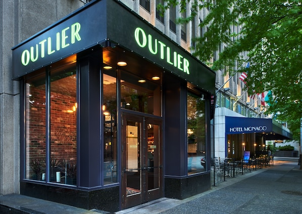 Breakfast, dinner, brunch served; international cuisine