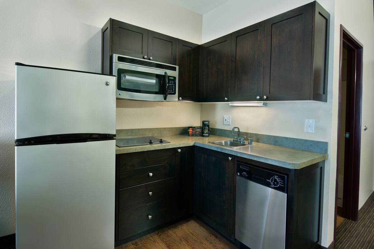 executive king suite | private kitchenette | fridge, microwave, coffee/tea maker