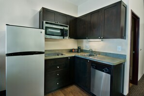 Suite ejecutiva | Cocineta privada | Refrigerador, microondas y cafetera y tetera 