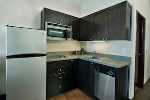 Executive King Suite | Private kitchenette | Fridge, microwave, coffee/tea maker