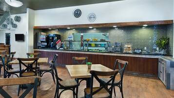 Café da manhã com pratos da culinária local grátis todos os dias