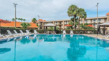 Una piscina al aire libre (de 08:00 a 21:00), sombrillas, tumbonas