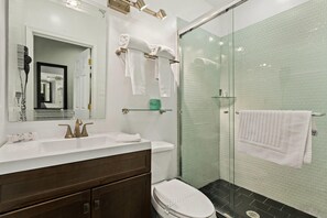 Skrivbord, arbetsyta för laptop och mörkläggningsgardiner