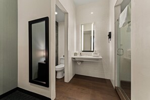 Escritorio, espacio para trabajar con laptop y cortinas blackout