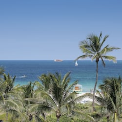 在海滩、白沙、沙滩毛巾
