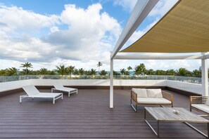 Ocean Front 1 King Bed, Private Terrace | Värdeförvaringsskåp på rummet, individuell inredning och skrivbord