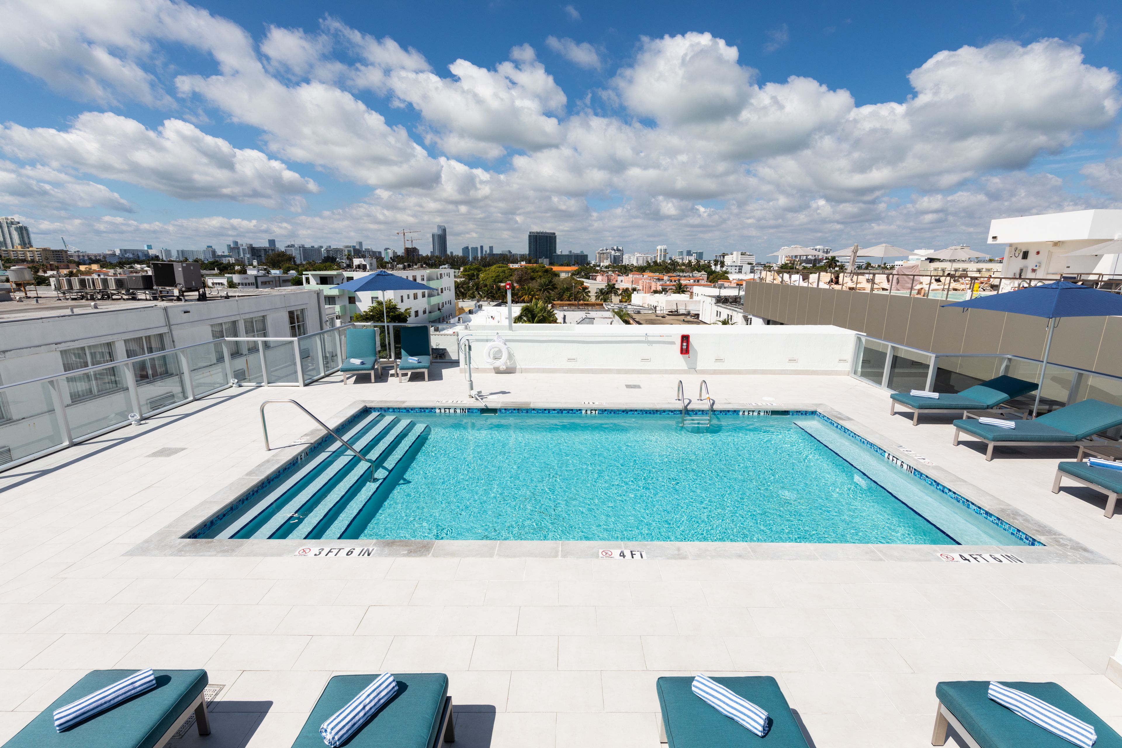 สระว่ายน้ำกลางแจ้ง, ร่มริมสระว่ายน้ำ, เก้าอี้อาบแดดริมสระ