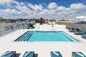 室外游泳池，池畔遮阳伞，日光浴躺椅