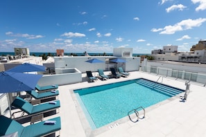 Utomhuspool, parasoller och solstolar